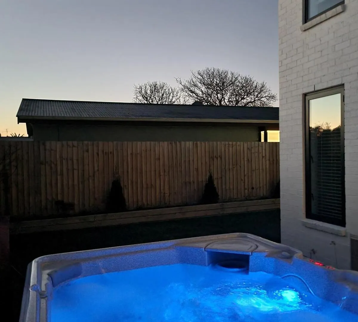 Hot Tub Haven! Games Room, Garden & E-Bikes